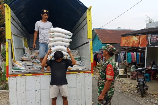 Seluruh Babinsa Monitoring Pendistribusian Beras Bulog