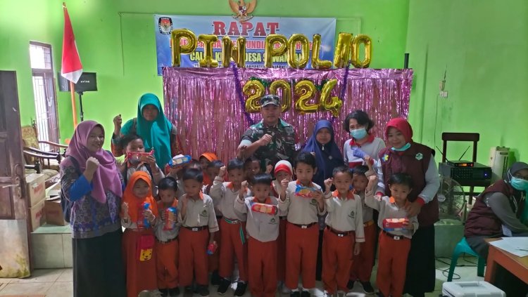 Peduli Kesehatan Anak anak Babinsa Koramil 11 Punggelan Dampingi Kegiatan Sub Pin Polio