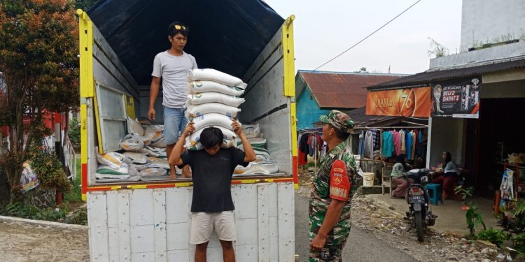 Seluruh Babinsa Monitoring Pendistribusian Beras Bulog