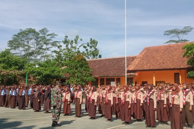 Pendidikan Karakter dan Kebangsaan oleh Babinsa di SMPN 3 Banjarnegara