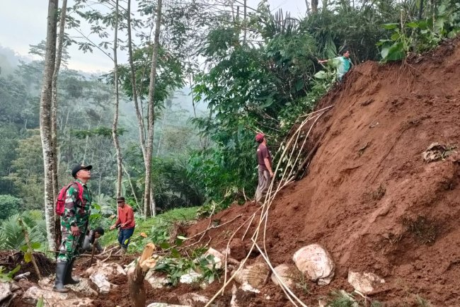 Babinsa Serka Supomo dan Sertu Zunianto Pengecekan Lokasi Longsor