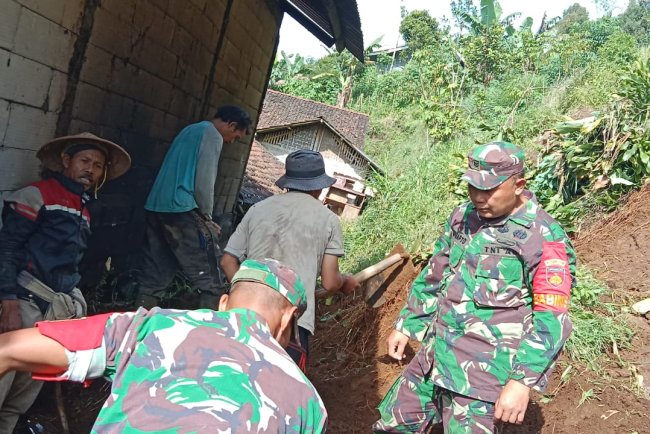 Babinsa Koramil 16 Pejawaran Bantu Bersihkan Material Longsor
