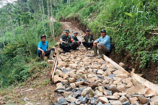 Babinsa Koramil Karangkobar Melakukan Komsos dengan Warga Dusun Gumelar