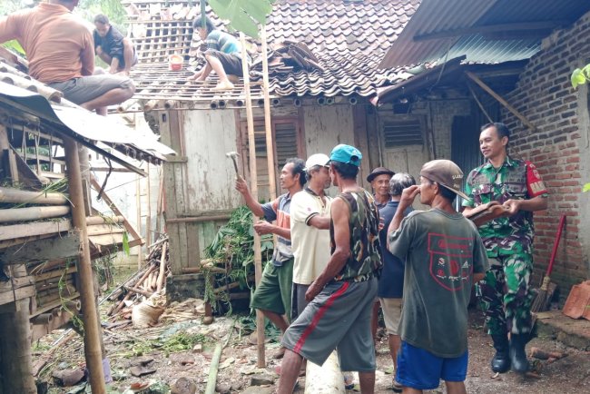 Babinsa Koramil 11 Punggelan dan Warga Bersatu Lakukan Kerja Bakti di Desa Kecepit