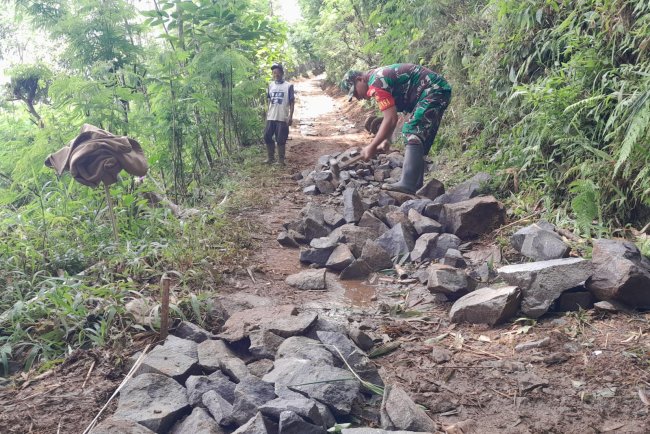 Kerja Bakti Babinsa dan Warga Memakadam Jalan Usaha Tani