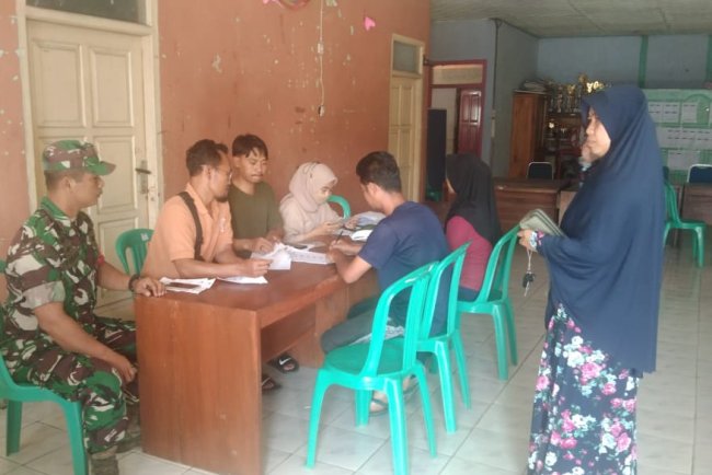 Babinsa Koramil 04 Karangkobar Dampingi Penyaluran Bantuan Pangan