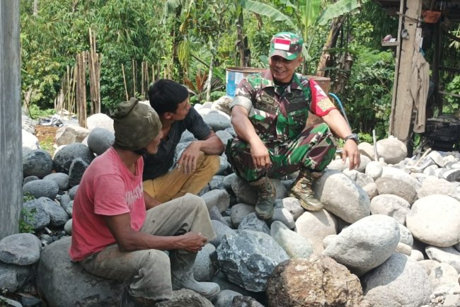 Komsos Dengan Warga, Babinsa Karangkobar juga Rutin Pantau Wilayah Binaan