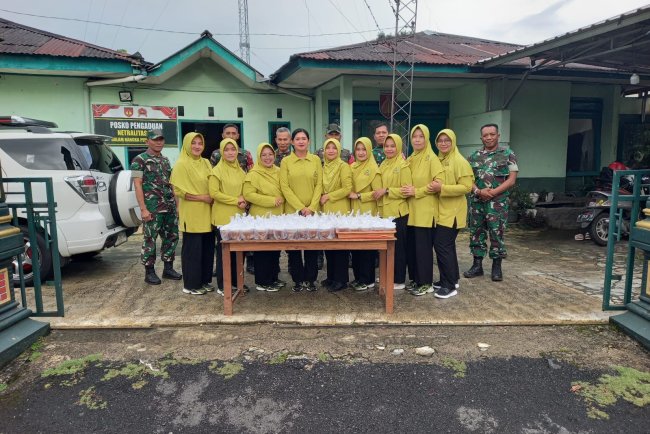 Persit KCK Ranting 5 Karangkobar Bagikan Takjil Jelang Berbuka Puasa