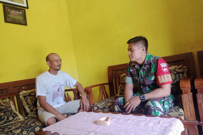 Babinsa Komsos dengan warga Desa Binaan 