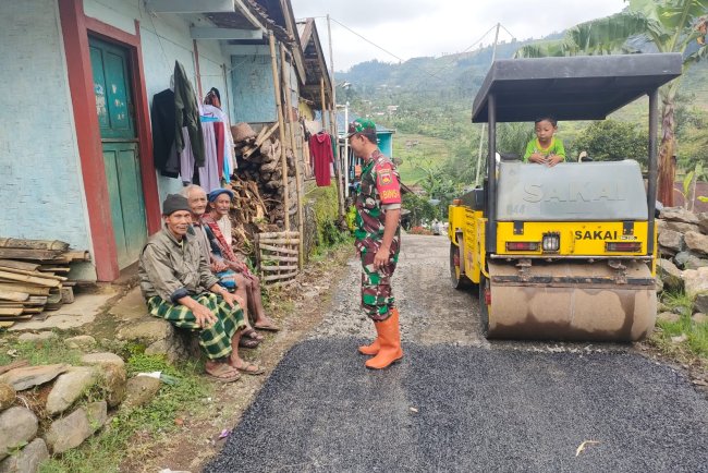 Babinsa Komsos sekaligus Pantau Pengaspalan Jalan di Wilayah Binaan