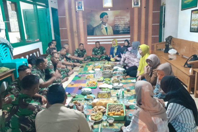 Ciptakan Rasa Kebersamaan Danramil 04/Karangkobar Gelar Bukber Bersama Anggota Dan Persit Ranting 5 Karangkobar