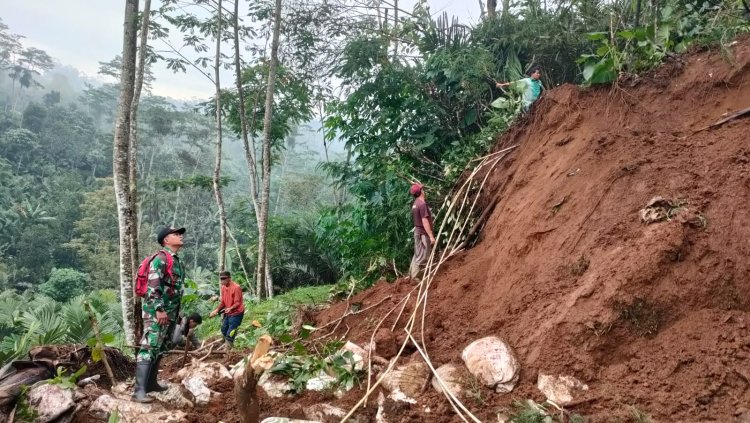 Babinsa Serka Supomo dan Sertu Zunianto Pengecekan Lokasi Longsor