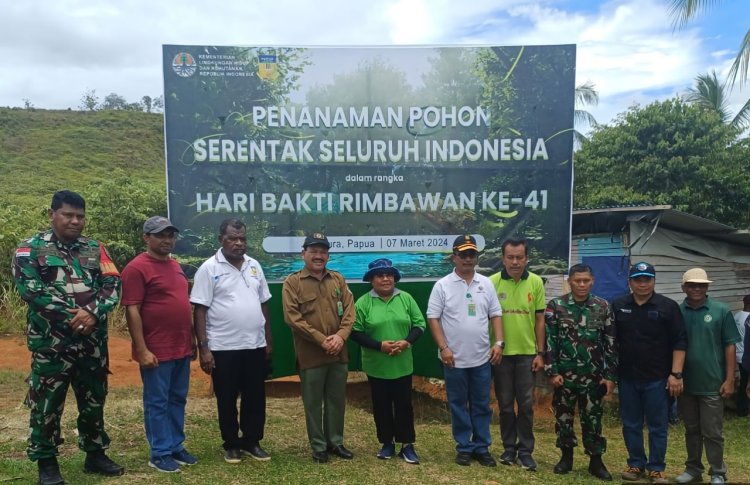 Babinsa Sentani Bersama Tenaga Ahli Gubernur Papua Bersatu Untuk Kehijauan Sentani
