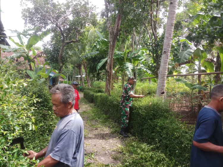 Babinsa Bersama Warga Gotong Royong Bersihkan Jalan