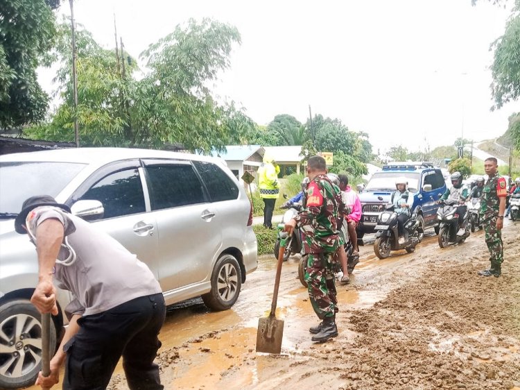 Longsor Tutupi Jalan Akibat Hujan Lebat Semalam, Babinsa Sentani Bersama Polisi dan Warga Bersihkan Lumpur