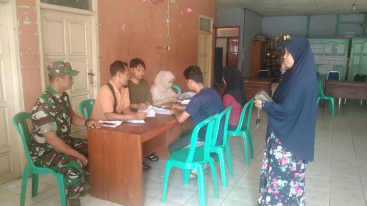 Babinsa Koramil 04 Karangkobar Dampingi Penyaluran Bantuan Pangan