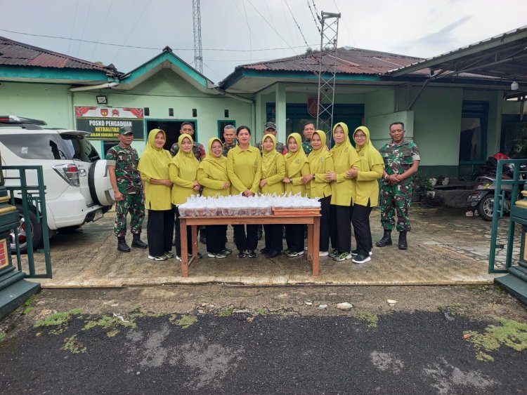 Persit KCK Ranting 5 Karangkobar Bagikan Takjil Jelang Berbuka Puasa