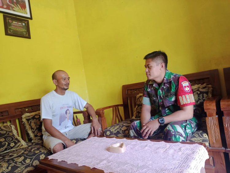 Babinsa Komsos dengan warga Desa Binaan 