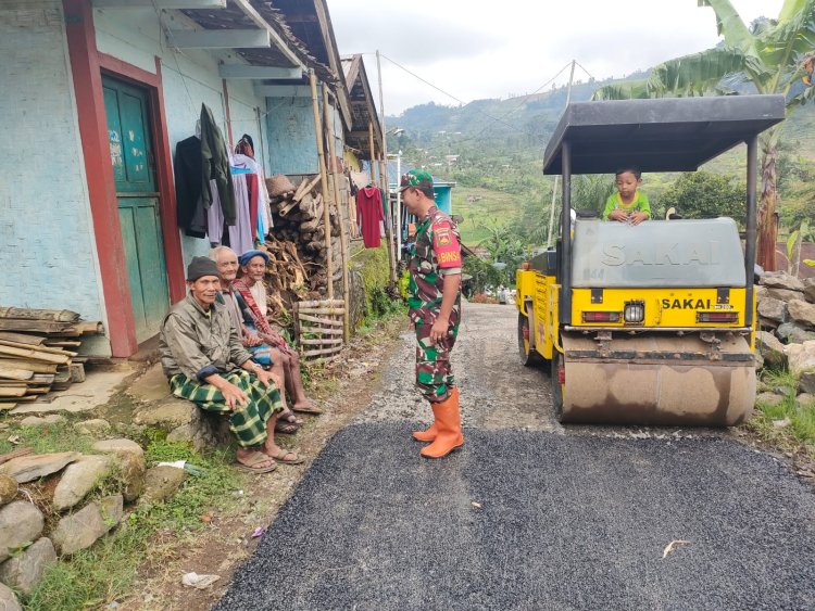 Babinsa Komsos sekaligus Pantau Pengaspalan Jalan di Wilayah Binaan