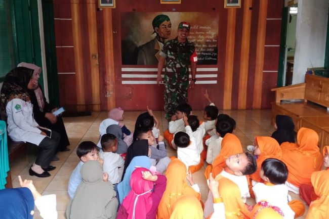 Terima Kunjungan Anak TK,Babinsa Koramil Karangkobar Kenalkan Tugas Pokok TNI AD
