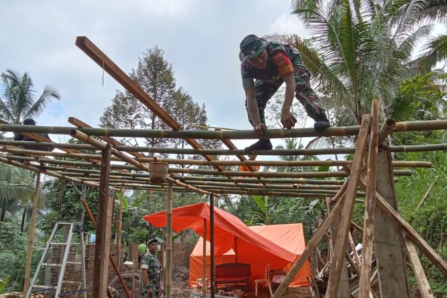 Gotong Royong Bersama Babinsa dan Masyarakat Dusun Siwungli