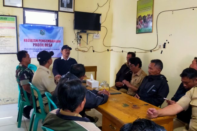 Babinsa Koramil 16 Pejawaran Komsos Sekaligus Halal Bihalal Bersama Perangkat Desa