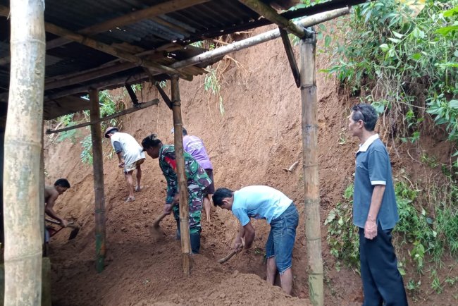 Babinsa Bersama Warga Kerja Bakti Bersihkan Material Tanah Longsor 