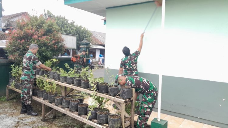 Jaga Kebersihan Dan Keindahan Anggota Koramil 04/Karangkobar Bersihkan Pangkalan