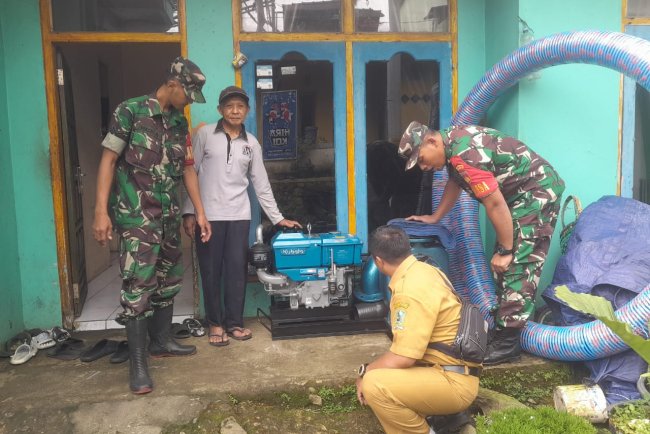 Babinsa Dampingi Kelompok Tani Subur Desa Slatri Menerima Bantuan Mesin Pompa Air