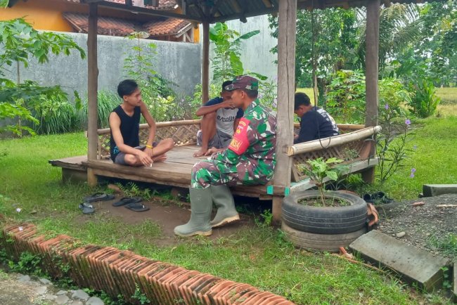 Bahas Kebersihan dan Keamanan Babinsa Koramil 16/Pejawaran Melaksanakan Komsos dengan Warga