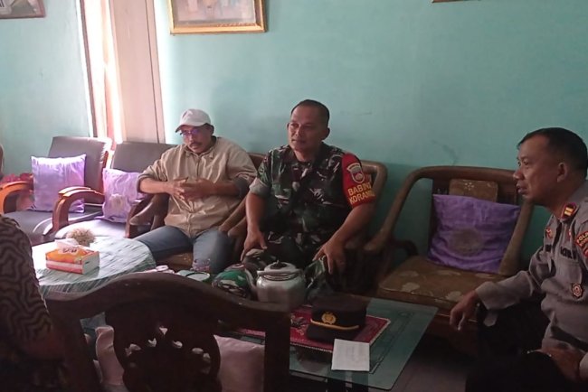 MENCEGAH KEMUNGKINAN TERJADINYA GANGGUAN DEMI KONDUSIFITAS WILAYAH BABINSA MELAKSANAKAN KOMSOS DENGAN WARGA