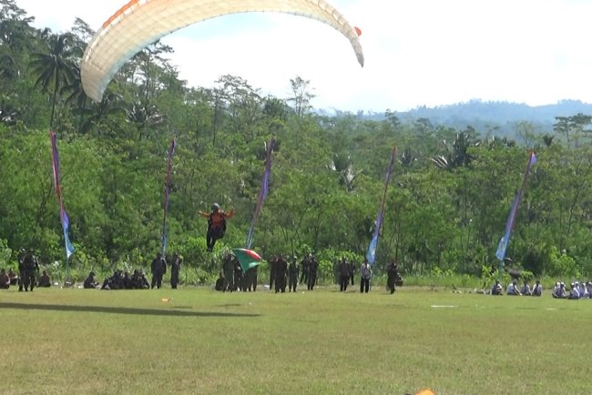 Atraksi Paralayang Meriahkan Pembukaan TMMD Reguler ke-120 di Desa Sijenggung