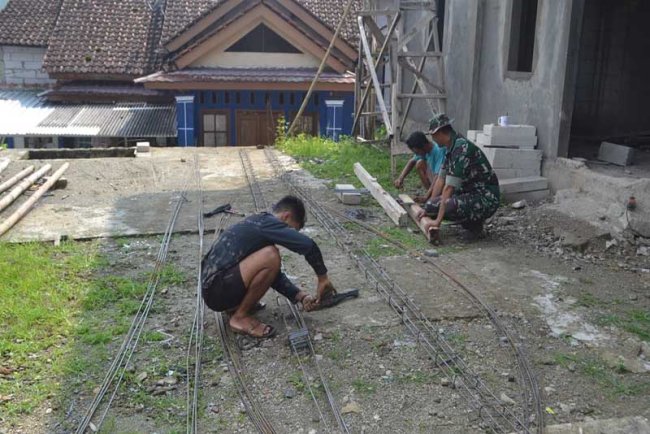 TNI dan Warga Desa Sijenggung Lakukan Bikisting untuk Pembangunan