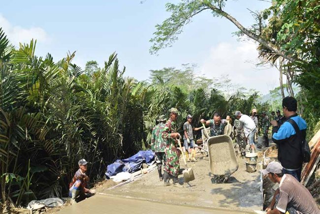 Pencapaian 30 Persen Pengecoran Jalan Satgas TMMD di Desa Sijenggung