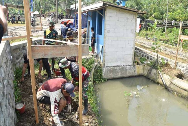 TMMD Reguler ke-120 Pengecoran Pos Kamling di Desa Sijenggung