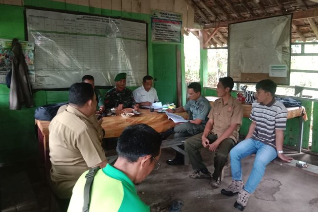 Babinsa Hadiri Rapat/Musyawarah Pendisiplinan Penjarangan Pohon Dengan RPH Watubelah