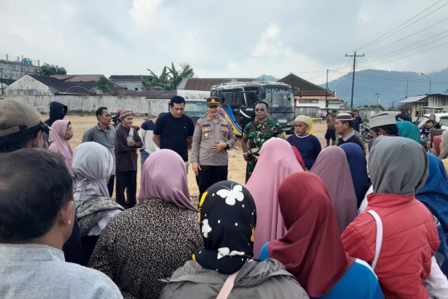 Danramil Bersama Kapolsek Dan Kepala Pasar Sosialisasikan Relokasi Sementara Pedagang Pasca Kebakaran Pasar