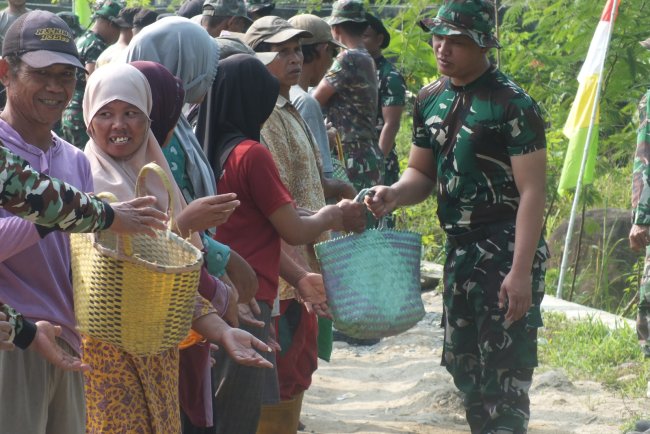 Satgas TMMD Dan Warga Desa Sijenggung Gotong Royong Langsir Pasir