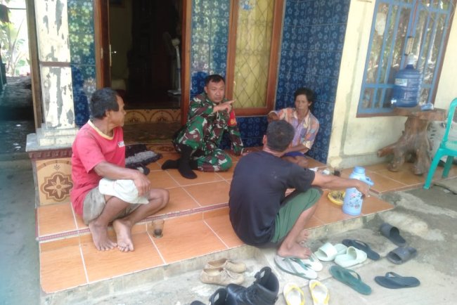 Jalin Silaturahmi, Babinsa Komsos Dengan Warga