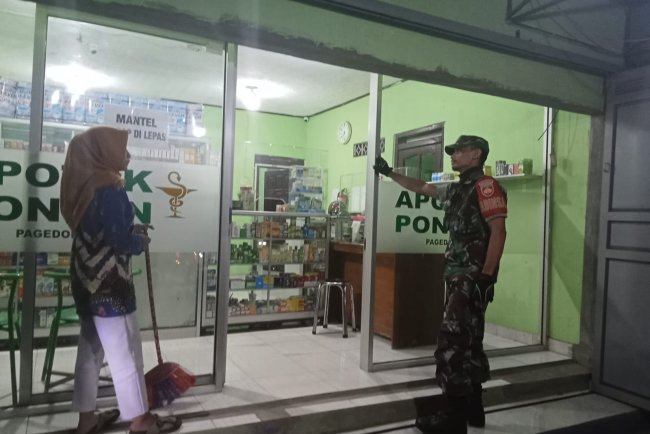 Babinsa Laksanakan Patroli Malam Sekaligus Komsos