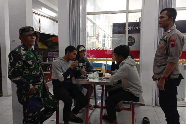 Jaga Wilayah Tetep Kondusulif Babinsa Bersama Bhabinkamtibmas Karangkobar Melaksanakan Patroli Malam Hari