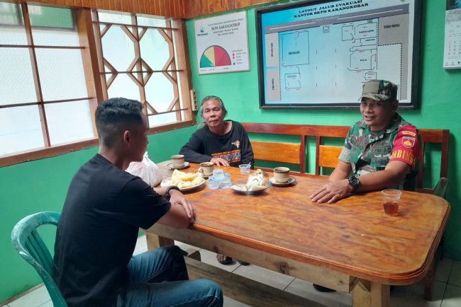 Wujud Kemanunggalan TNI Rakyat Babinsa Koramil 04/Karangkobar Jalin Silaturahmi Dengan Warga