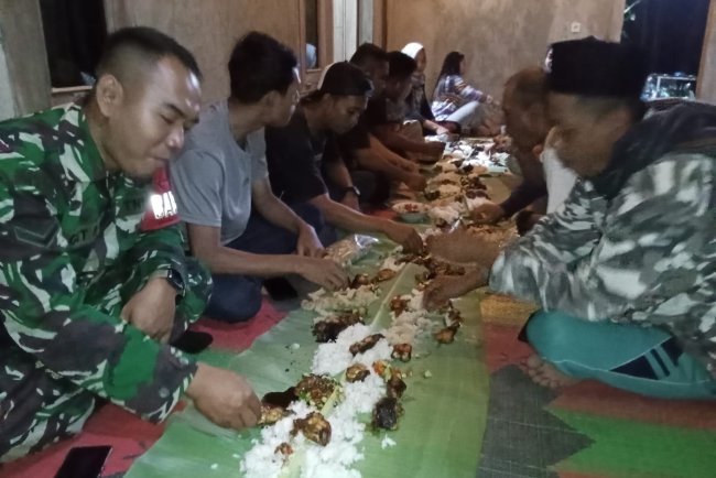 Makan Bersama Sambil Ngobrol Santai, Babinsa Sekalian Komsos