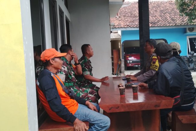 Babinsa Koramil 07 Mandiraja Serda Soim dan Kopka Budi  Melaksanakan Komsos dengan Anggota Rapi