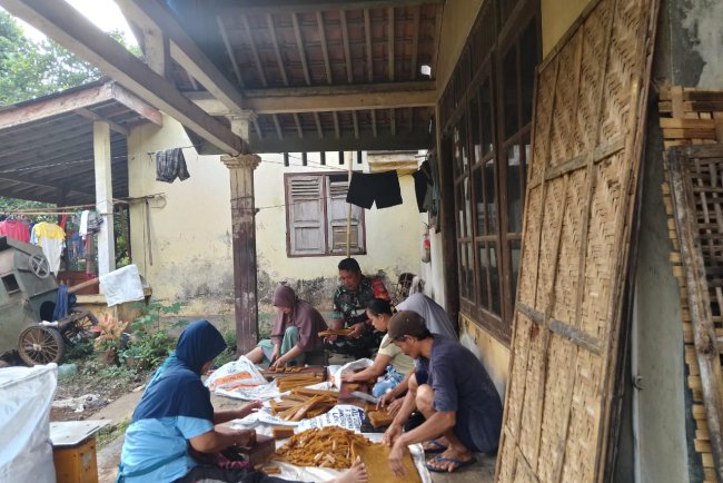 BABINSA KOMSOS BERSAMA BAPAK SARDI HARDI YANTO PEMILIK KERUPUK RAMBAK
