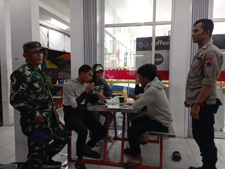 Jaga Wilayah Tetep Kondusulif Babinsa Bersama Bhabinkamtibmas Karangkobar Melaksanakan Patroli Malam Hari