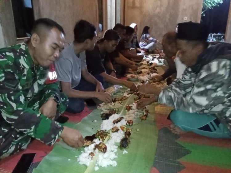 Makan Bersama Sambil Ngobrol Santai, Babinsa Sekalian Komsos