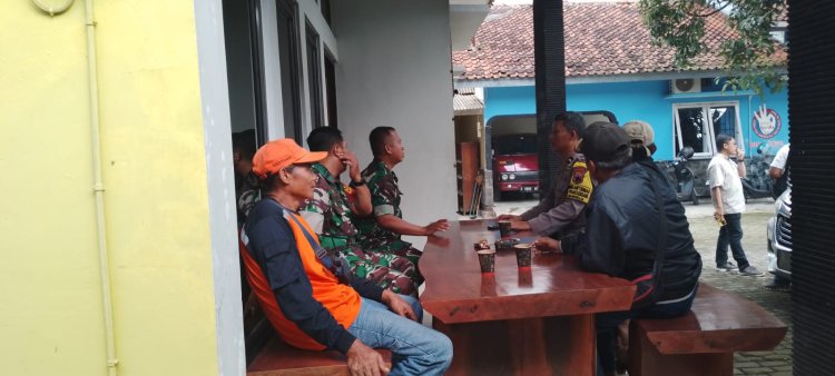 Babinsa Koramil 07 Mandiraja Serda Soim dan Kopka Budi  Melaksanakan Komsos dengan Anggota Rapi