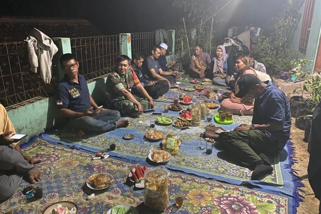 Lebih Dekat dan Akrab, Babinsa melaksanakan Komsos Dengan Warga 