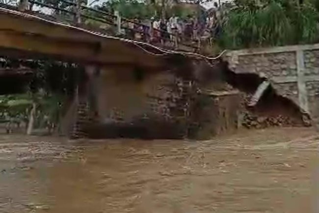 Tinjau Langsung Jembatan Penghubung 2 Kecamatan Yang Amblas